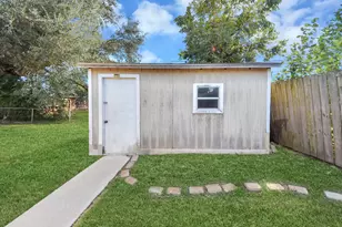 5846 Hirondel St, Houston, TX 77033 - Photo 43