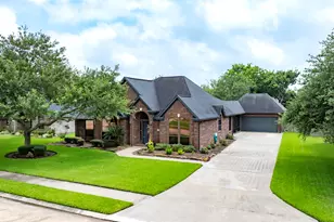 105 Indian Paintbrush, Lake Jackson, TX 77566 - Photo 3