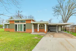 159 Oak Dr, Lake Jackson, TX 77566 - Photo 1
