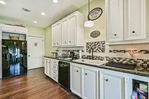 3927 Bernardo De Galvez Ave, Galveston, TX 77550 - Photo 31