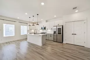 8321 Springwood Cyn Ln, Houston, TX 77055 - Photo 17