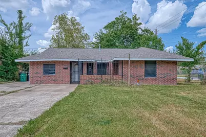5431 Willow Glen Drive, Houston, TX 77033 - Photo 1