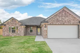 52 Leeder Ct, Lake Jackson, TX 77566 - Photo 1