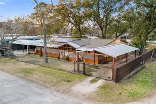 214 Lochness Dr, Highlands, TX 77562 - Photo 1