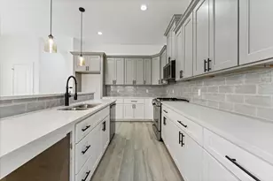 725 E 37th St, Houston, TX 77022 - Photo 15