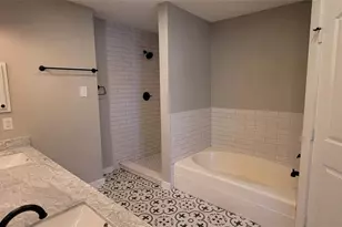 322 Village Creek Dr, Webster, TX 77598 - Photo 9