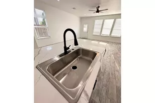 7710 Darnay Dr, Houston, TX 77033 - Photo 9