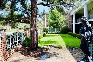 2201 Fountain View Dr, Houston, TX 77057 - Photo 3