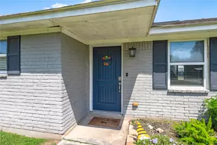 3231 W Meadow Ln, Dickinson, TX 77539 - Photo 9