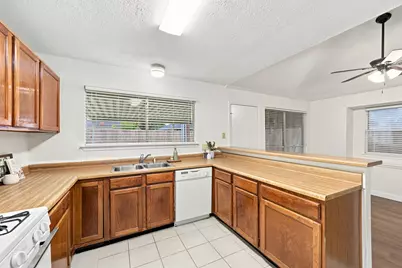 10846 W Mulberry Drive, La Porte, TX 77571 - Photo 11