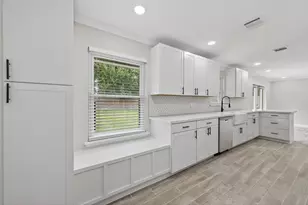 9642 Meadowglen Ln, Houston, TX 77063 - Photo 11