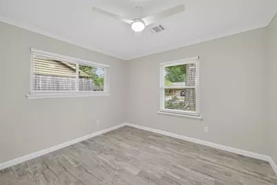 9642 Meadowglen Lane, Houston, TX 77063 - Photo 15