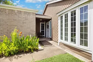 3907 Moss Tree Rd, Houston, TX 77043 - Photo 3