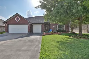 112 Majestic Oak Cir, Lake Jackson, TX 77566 - Photo 1
