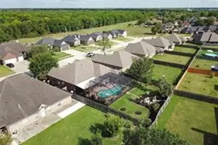 112 Majestic Oak Cir, Lake Jackson, TX 77566 - Photo 5