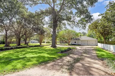 305 Hill Street, Sealy, TX 77474 - Photo 3