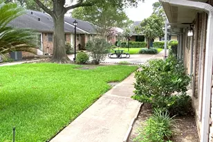 1102 W Tri Oaks Ln, Houston, TX 77043 - Photo 3