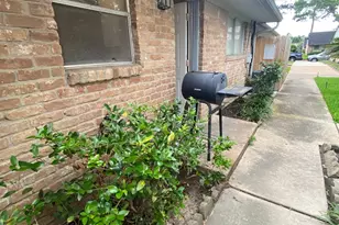 1102 W Tri Oaks Ln, Houston, TX 77043 - Photo 21