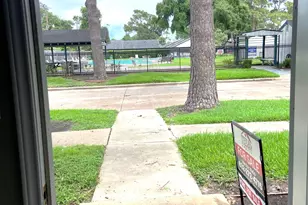 1102 W Tri Oaks Ln, Houston, TX 77043 - Photo 5
