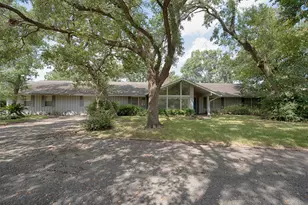 303 Lakeshore Dr, Taylor Lake Village, TX 77586 - Photo 1