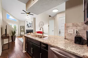 10855 Meadowglen Ln, Houston, TX 77042 - Photo 7