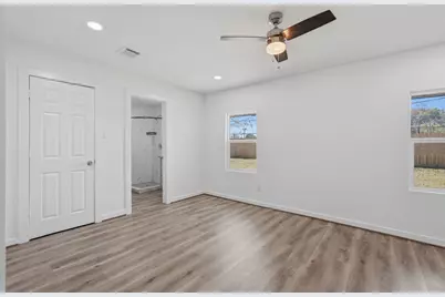 5962 Ridgeway Drive, Houston, TX 77033 - Photo 9