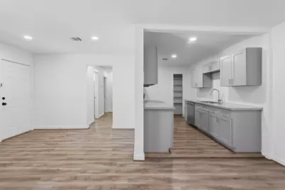 5962 Ridgeway Drive, Houston, TX 77033 - Photo 7