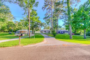323 Lakeview Dr, Onalaska, TX 77360 - Photo 37