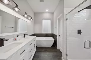 8470 Berry Green Ln, Houston, TX 77022 - Photo 17