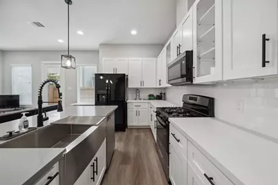 8470 Berry Green Lane, Houston, TX 77022 - Photo 11