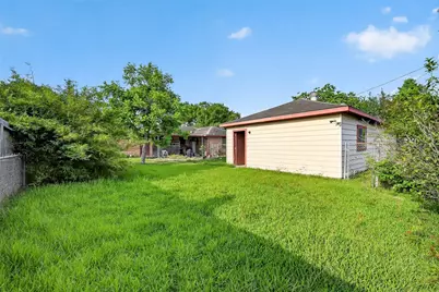 5927 Clarewood Drive, Houston, TX 77081 - Photo 41