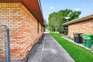 5927 Clarewood Dr, Houston, TX 77081 - Photo 45