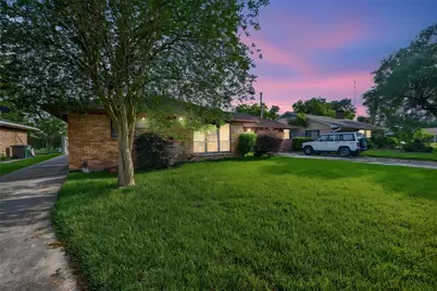 5927 Clarewood Drive, Houston, TX 77081 - Photo 7