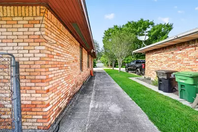 5927 Clarewood Drive, Houston, TX 77081 - Photo 43