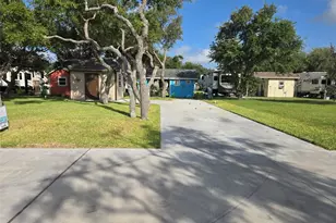 1406 W Corpus Christi St, Rockport, TX 78382 - Photo 1