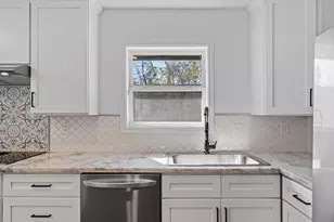 10151 Brinwood Dr, Houston, TX 77043 - Photo 11