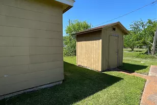 302 N Avenue B, Freeport, TX 77541 - Photo 13