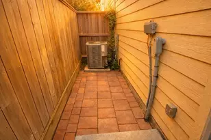 2710 Hullsmith Dr, Houston, TX 77063 - Photo 21