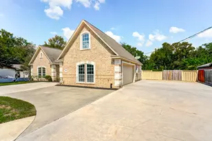 362 Smith St, Clute, TX 77531 - Photo 5
