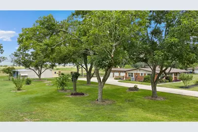 215 Lakeview Lane, El Campo, TX 77437 - Photo 5