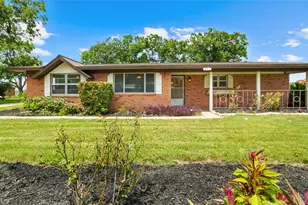 215 Lakeview Ln, El Campo, TX 77437 - Photo 9