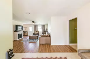 323 Coventry Ln, Alvin, TX 77511 - Photo 5