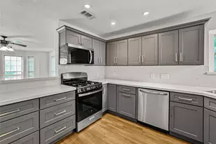 220 Almond Dr, Lake Jackson, TX 77566 - Photo 5