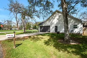 502 Tall Timber Dr, West Columbia, TX 77486 - Photo 3
