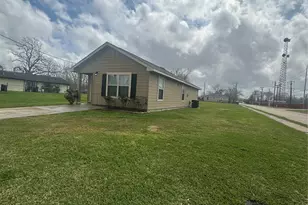 627 W Live Oak St, Angleton, TX 77515 - Photo 3