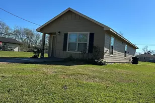 627 W Live Oak St, Angleton, TX 77515 - Photo 1