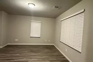 627 W Live Oak St, Angleton, TX 77515 - Photo 5