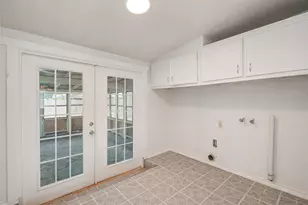 704 Pin Money St, Clute, TX 77531 - Photo 9