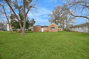 710 E Magnolia St, Angleton, TX 77515 - Photo 11