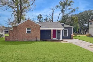 710 E Magnolia St, Angleton, TX 77515 - Photo 1